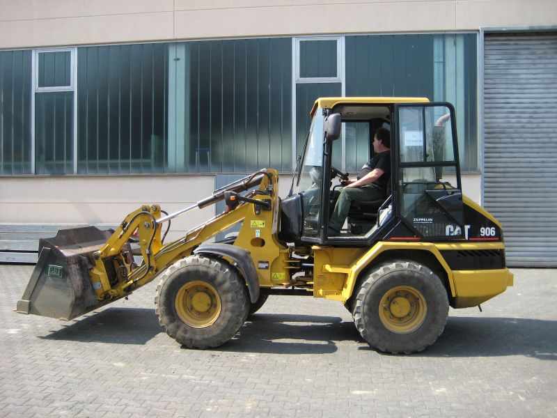 Caterpillar906Seite.jpg (86450 Byte)